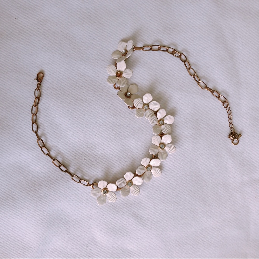 White floral necklace/ hairpiece